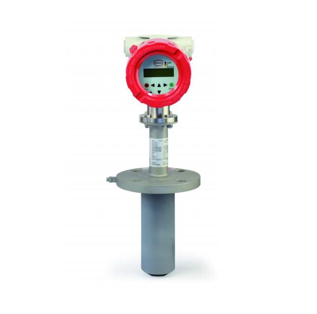 Heinrichs PIT flödesmätare med en röd digital display monterad på ett vertikalt rör, isolerad på en vit bakgrund.