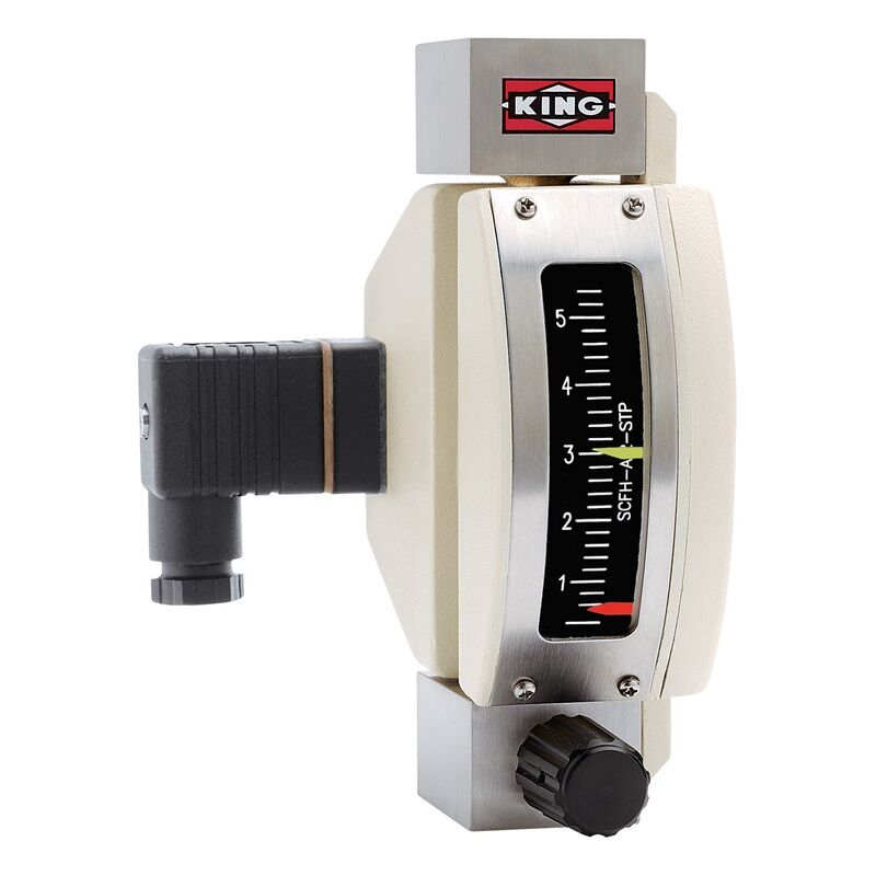 Industriell king-märkt mätare med en svart justeringsratt och en analog displaymätare, isolerad på en vit bakgrund.