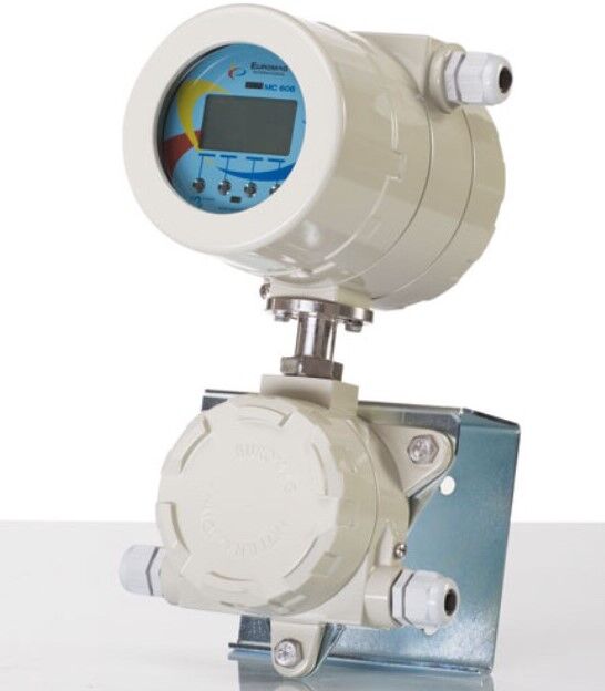 Industriell sensorenhet med digitalt display montert på en metallbrakett, med ulike kontakter og en merkelapp.