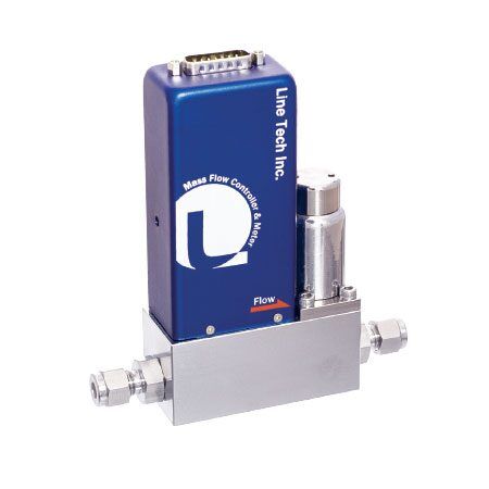 En blå og sølvfarget Line Tech MDC med slangetilkoblinger, merket "lincal inc. massestrømningsregulator - gass og væske".