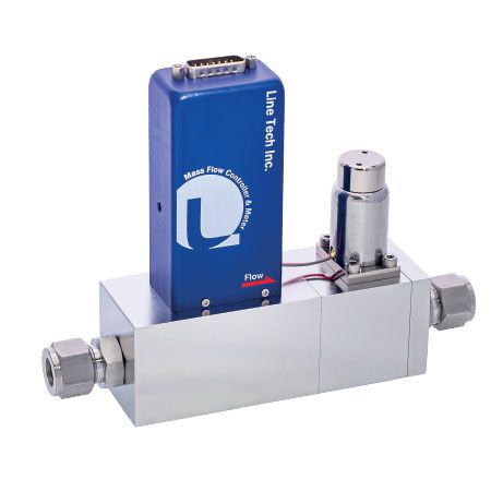 En massestrømregulator med blå etikett, metallhus og elektriske tilkoblinger på hvit bakgrunn.