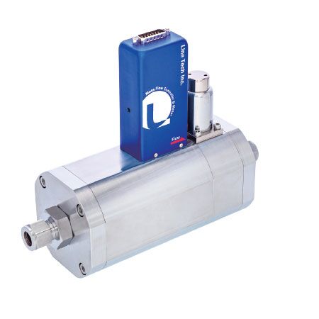 En industriell hydraulisk sylinder med en blå elektronisk kontrollenhet montert på toppen, isolert på en hvit bakgrunn.