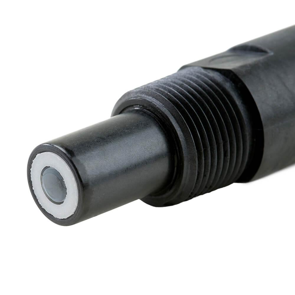 Närbild av en svart cylindrisk S272CD med en vit cirkulär ände, isolerad på en vit bakgrund.