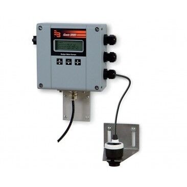 Veggmontert industrikontroller med digitalt display og flere tilkoblingsporter, sammen med en separat sensor.