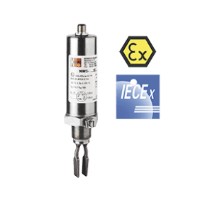 En Kobold NWS industriell sensor i rostfritt stål med nms-märke och logotyper för certifiering av farliga områden (ex och iecex) på en spräcklig bakgrund.