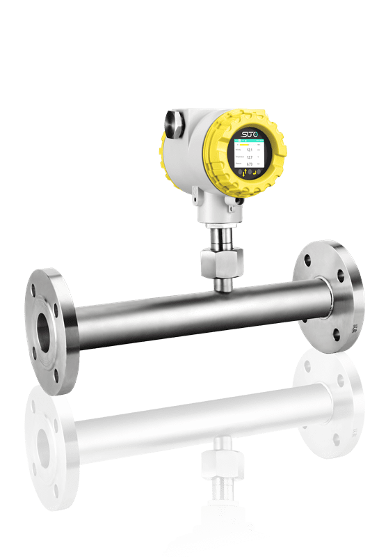 Digital gjennomstrømningsmåler med gult display montert på et rør av rustfritt stål med flenser, isolert på en gjennomsiktig bakgrunn.