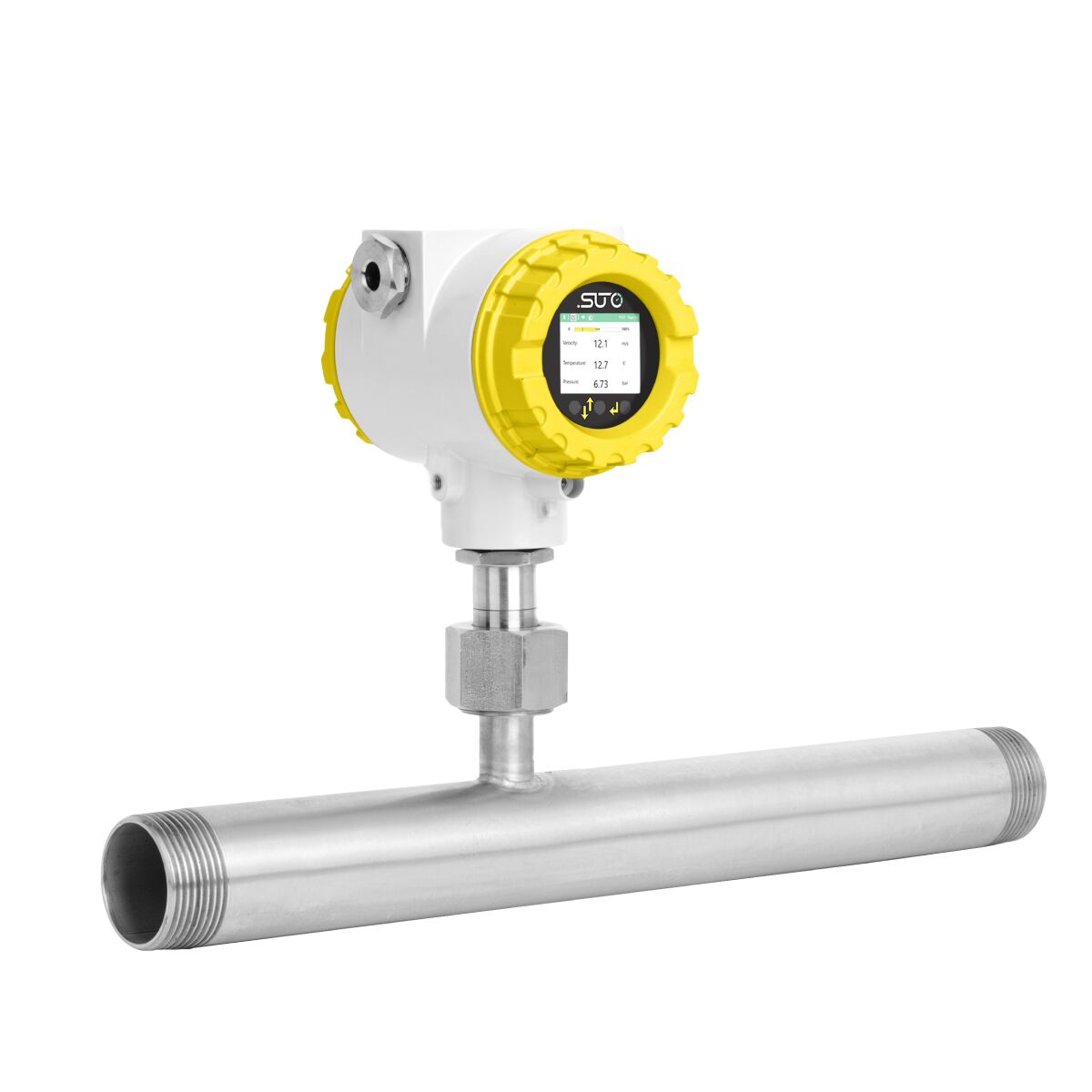 Digital gjennomstrømningsmåler med gult og hvitt display montert på et horisontalt metallrør, isolert på hvit bakgrunn.