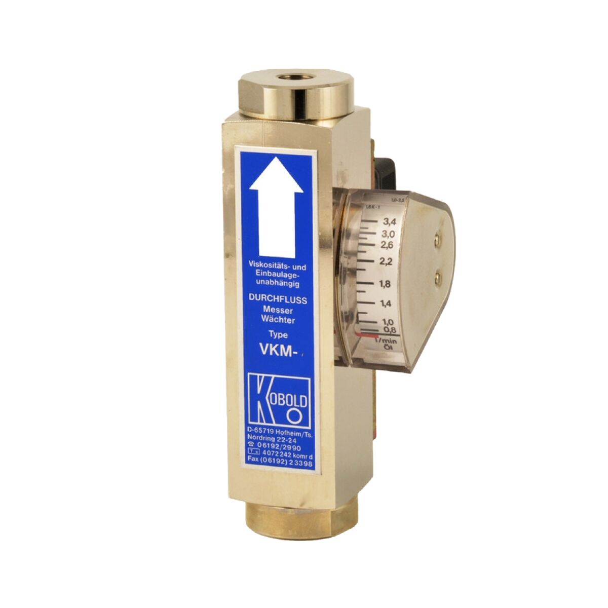 Et nisseflowmeter med messinghus og urskive, merket på tysk for måling av vannføring, isolert på hvit bakgrunn.