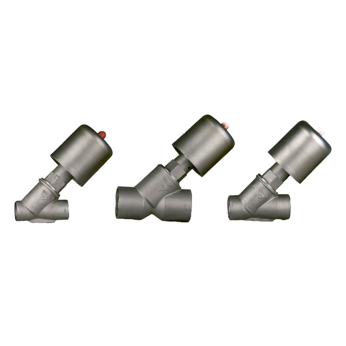 Tre grå PVC-beslag plassert horisontalt på en hvit bakgrunn; hvert beslag har en rød prikk på toppen.