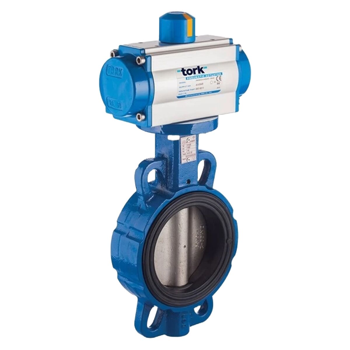 Blå industriell fjärilsventil med ett pneumatiskt ställdon monterat på toppen, isolerad på en vit bakgrund.